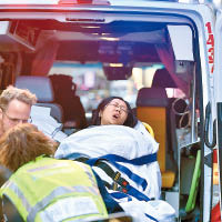 女傷者是中國公民，事發後被抬上救護車送院。