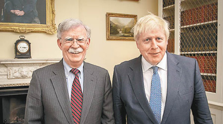 約翰遜（右）向博爾頓保證，英國不會在5G網絡安全作妥協。（互聯網圖片）
