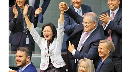 廖嬋娥（左二）為澳洲首名華裔女眾議員，右二為總理莫里森。（互聯網圖片）