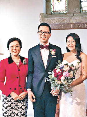 廖嬋娥（左）參加兒子（中）的婚禮。（互聯網圖片）