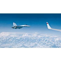 俄軍戰機（左）為紹伊古專機護航。（美聯社圖片）
