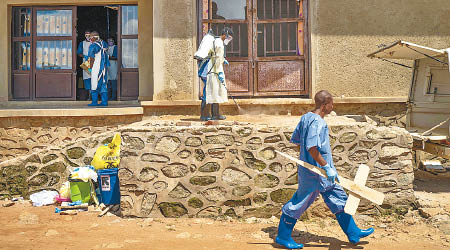 剛果民主共和國的民眾加強消毒措施。（美聯社圖片）