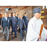 一批日本國會議員集體參拜靖國神社。