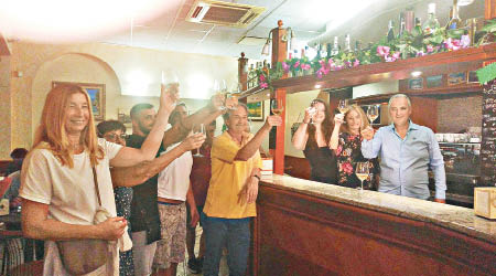 售出中獎彩票的酒吧賓客亦舉杯為幸運兒慶祝。