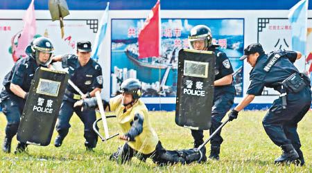 演習模擬警員迎擊暴亂分子。（互聯網圖片）