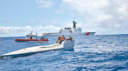 米格特號（後）在東太平洋公海截獲大批可卡因。