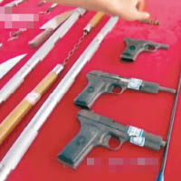 警方繳獲大批槍枝及管制刀具。