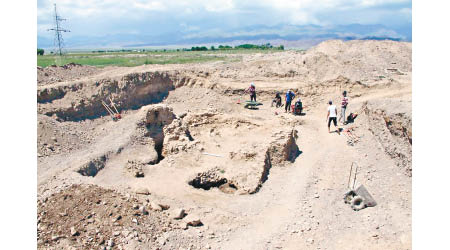 考古團隊挖出千年古墓。