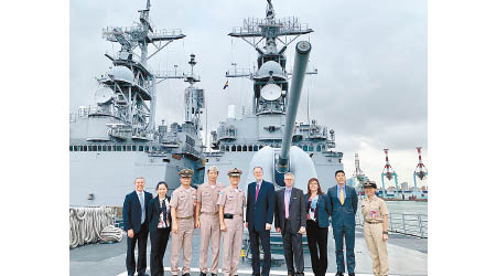 酈英傑（右五）在高雄參訪美國出售的驅逐艦。（互聯網圖片）