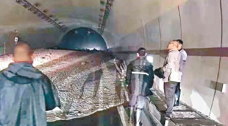 大量山泥湧入隧道。（互聯網圖片）