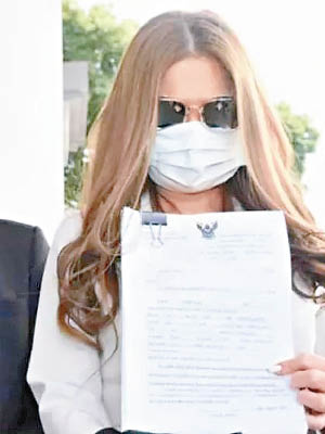 泰國女星前往法院提訴。（互聯網圖片）
