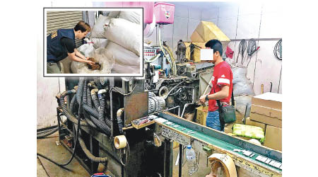 越南籍工人負責看守私煙工場，查緝人員檢查煙草袋（小圖）。