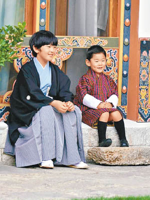 悠仁（左）與不丹小王子（右）排排坐。
