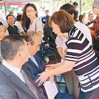 國民黨前市議員當面勸王金平「不要出走」。