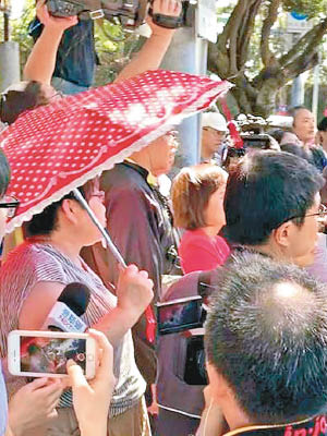 現場一名撐紅傘韓粉高喊「韓國瑜加油」。（中時電子報圖片）