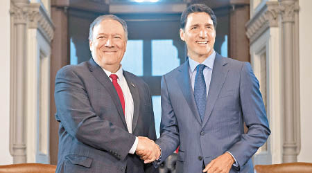 蓬佩奧（左）到訪加拿大及會見杜魯多（右）。（美聯社圖片）