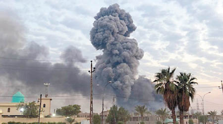 巴格達西南部一個武器庫遭到空襲後爆炸。（美聯社圖片）
