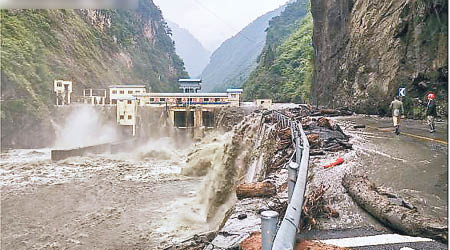 龍潭水電站大壩洩洪閘無法開啟，洪水淹沒大壩。（互聯網圖片）