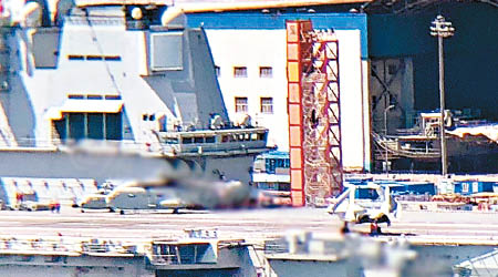 國產航母甲板上停放了直升機和戰機模型。
