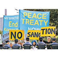 南韓一批民眾示威，要求簽署和約及結束韓戰。（美聯社圖片）
