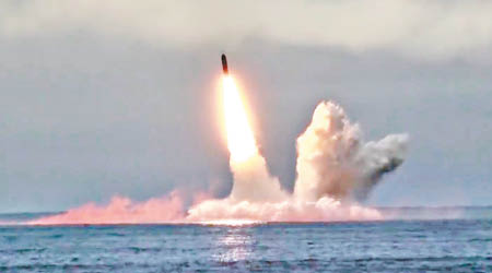 戰略核潛艇在水下發射彈道導彈。