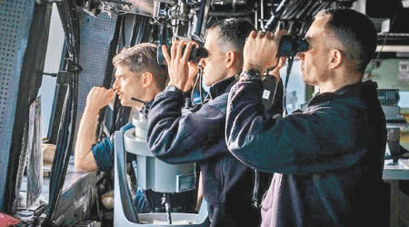 綠灣號軍官在艦橋上以望遠鏡監察目標。（互聯網圖片）