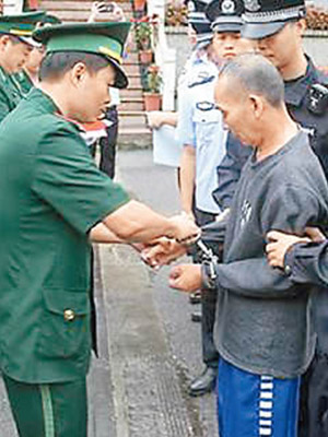 越南人員（左）將逃犯移交中國警方（右）。（互聯網圖片）