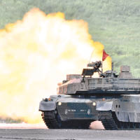 日本陸上自衞隊坦克向目標開火。（美聯社圖片）
