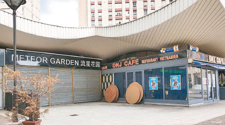 巴黎華埠店舖紛紛關店。（呂靜儀攝）