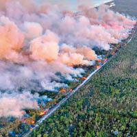 布賴比島山火釋出濃煙。
