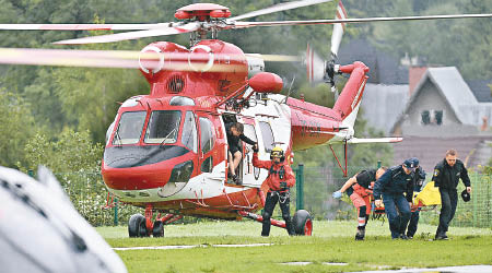 救援直升機日前赴波蘭塔特拉山搭載傷者。（美聯社圖片）