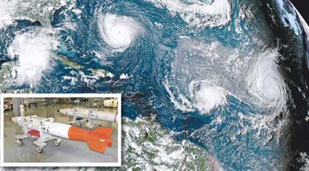 去年三個風暴同時襲美，造成巨大災害。美媒指特朗普建議投放核彈（小圖）阻止颶風登陸。