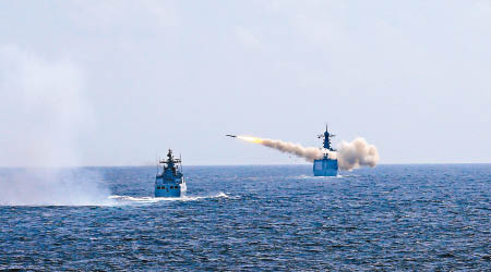 解放軍海軍過往在東海進行實彈演習。（互聯網圖片）