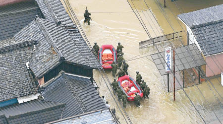 日本自衞隊展開救援行動。（美聯社圖片）