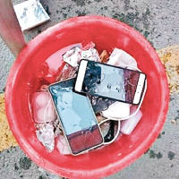 校方將搜到的手機丟入水桶。（互聯網圖片）