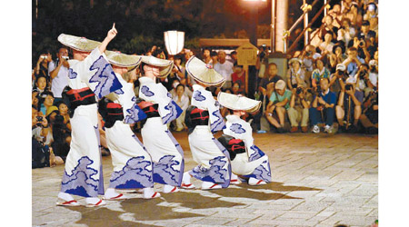 富山市舉行盂蘭盆節前夜祭。