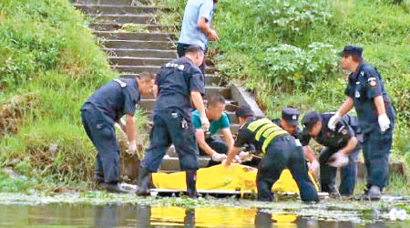 救援人員撈起于男遺體。（互聯網圖片）