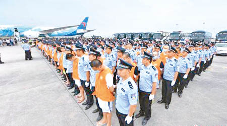 疑犯由重慶警方押解回國。