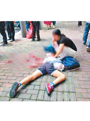 上海一名失業男子去年在小學門外斬學生，有學生中刀倒地。（互聯網圖片）