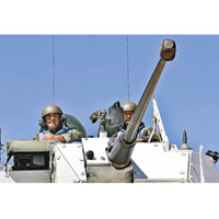 聯合國維和部隊裝甲車巡邏戒備。（美聯社圖片）