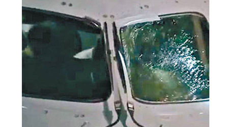 駕駛艙擋風玻璃窗出現裂痕。（電視畫面）