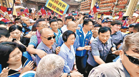 韓國瑜（戴墨鏡者）及支持者到天后宮參拜。（中時電子報圖片）