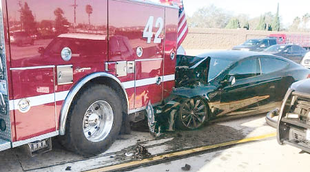 Model S房車直撞消防車。（互聯網圖片）