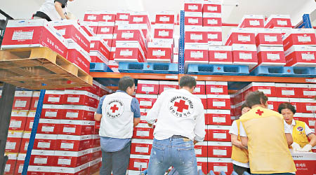 南韓紅十字會做好防風準備，預備緊急物資。（美聯社圖片）