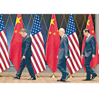 中美貿易代表下月會談。圖為萊蒂澤（左）、劉鶴（中）及姆紐欽（右）上月會談合照。（美聯社圖片）