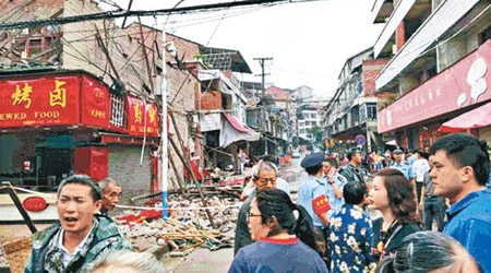 民房在地震中受損，多人流離失所。（互聯網圖片）