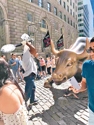 瓦爾勒破壞華爾街銅牛雕塑。