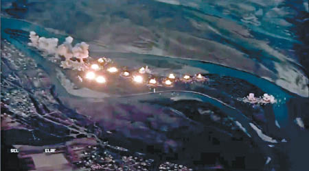 美軍戰機向小島投放大量炸彈。