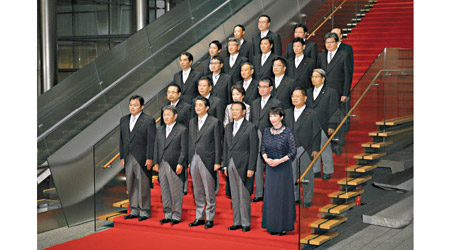 安倍晉三（前排中）與新內閣成員合照。（美聯社圖片）
