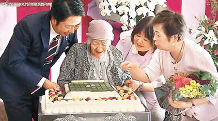 田中加子（左二）獲高島宗一郎（左一）送贈大蛋糕。（電視畫面）